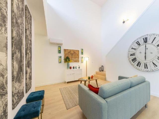 Casa adosada en venta en Murcia, El Esparragal. Vivienda de diseño con techos altos, luz natural y piscina en entorno privilegiado. Casas adosadas.