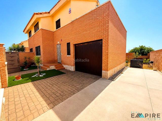 Casa adosada en venta en Noez. CHALET PAREADO DE ESQUINA EN NOEZ TOLEDO. Casas adosadas.