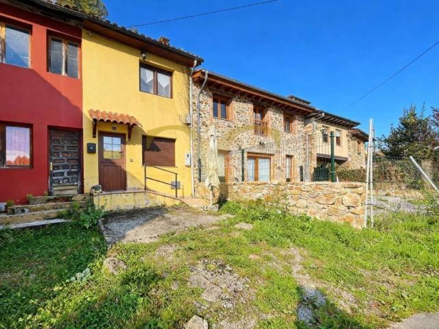Casa adosada en venta en Nava. Coqueta casita rural en el centro de Asturias. Casas adosadas.