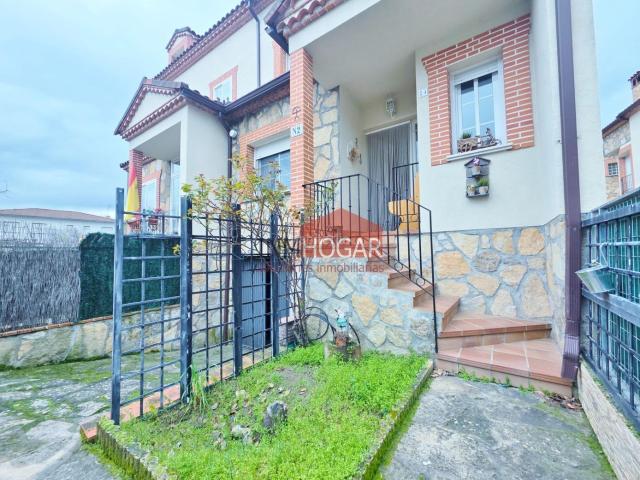 Casa adosada en venta en Navaluenga. Chalet adosado en Navaluenga. Casas adosadas.