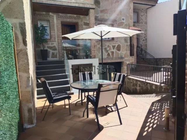 Casa adosada en venta en Navaluenga. CHALET ADOSADO. Casas adosadas.