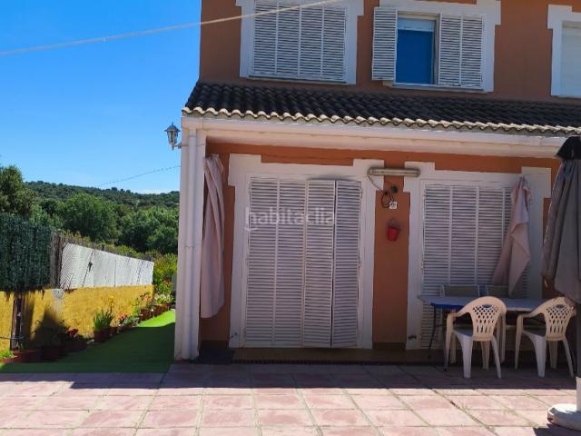 Casa adosada en venta en Navaluenga. Se vende casa adosada preciosa de esquina urb muy tranquila zona ideal. Casas adosadas.