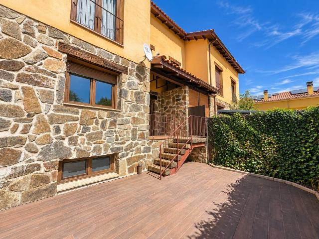 Casa adosada en Venta en Navalafuente