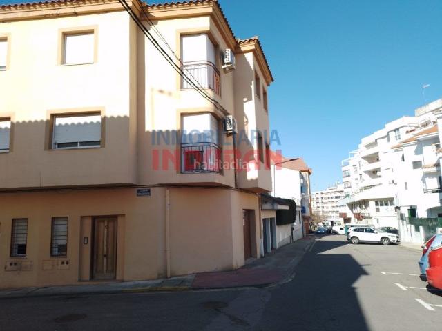 Casa adosada en venta en Navalmoral de la Mata. Unifamiliar en calle Puerto Despeñaperros. Casas adosadas Navalmoral de la.