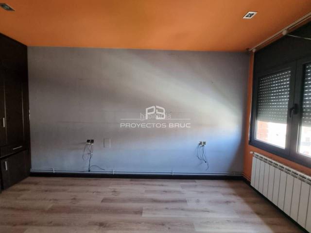 Casa adosada en venta en Navarcles. Navarcles VENTA FLASH Casa Adosada con garaje y patio, requiere alguna reforma. Casas adosadas.