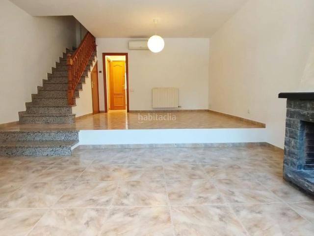 Casa adosada en venta en Navarcles. Casa reformada con garaje en venta. Casas adosadas.