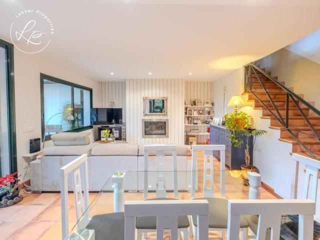 Casa en venta en Navata. Chalet adosado con piscina en venta en Navata. Casas.