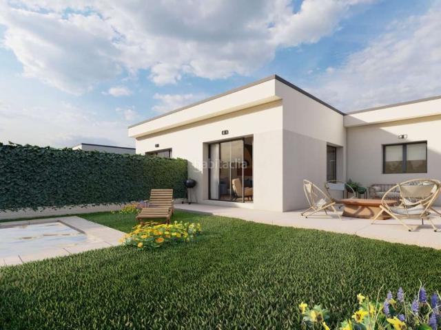 Casa adosada en venta en Nambroca. RESIDENCIAL ITZIAR. Chalet en una planta de Obra Nueva. Nambroca. Casas adosadas.