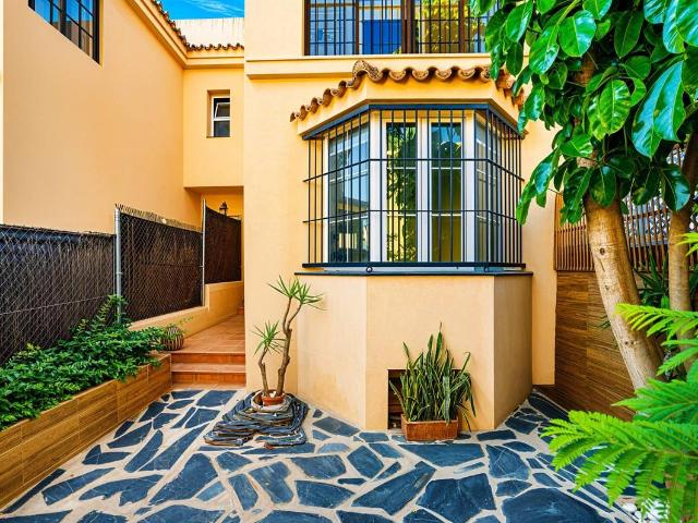 Casa adosada en Venta en Núcleo urbano