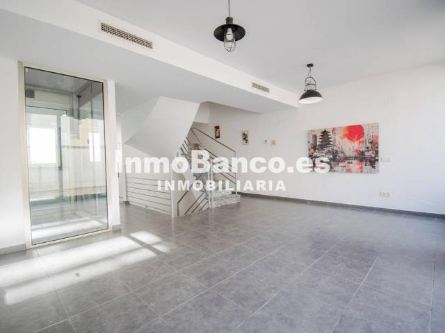 Casa adosada en Venta en Núcleo Urbano