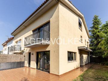 Casa adosada en Venta en Nucli Urbà