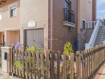 Casa adosada en venta en Sojuela. Bonito adosado en esquina en Campo de Golf de Sojuela. Casas adosadas.