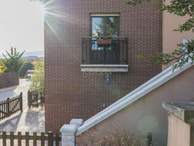 Casa adosada en venta en Sojuela. Bonito adosado en esquina en Campo de Golf de Sojuela. Casas adosadas.