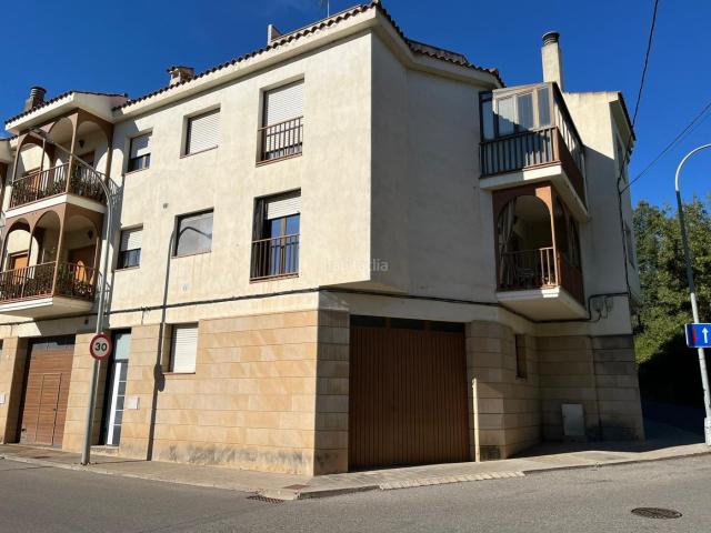 Casa adosada en venta en Solsona. Casa adosada en venta en Solsona de 5 habitaciones y 2 baños. Casas adosadas.