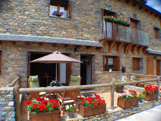 Casa adosada en venta en Sort Pirineos. SE vende encantadora casa adosada. Casas adosadas.