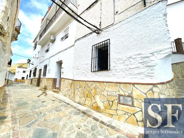 Casa adosada en venta en Sayalonga. Casas adosadas.