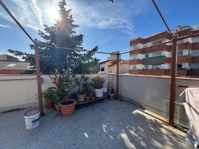 Casa adosada en venta en Sabadell, Covadonga. Chalet adosado con múltiples posibilidades y gran terraza. Casas adosadas.