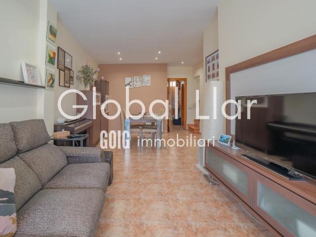 Casa adosada en venta en Sabadell, Concòrdia. Unifamiliar ampliada y reformada con patio, terraza y garaje. Casas adosadas.