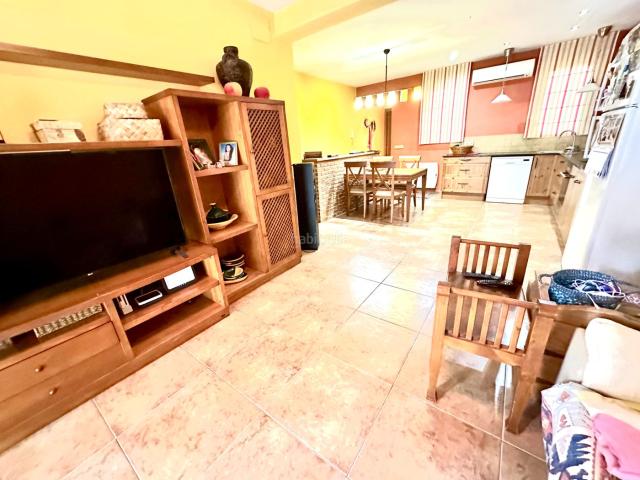 Casa adosada en venta en Sabadell, Ca n'Oriac. ? EXCLUSIVA CASA EN VENTA EN CAN ORIACH SABADELL 224 m² DOS VIVIENDAS INDEPENDIENTES PARKING 3 TERRAZAS. Casas adosadas.