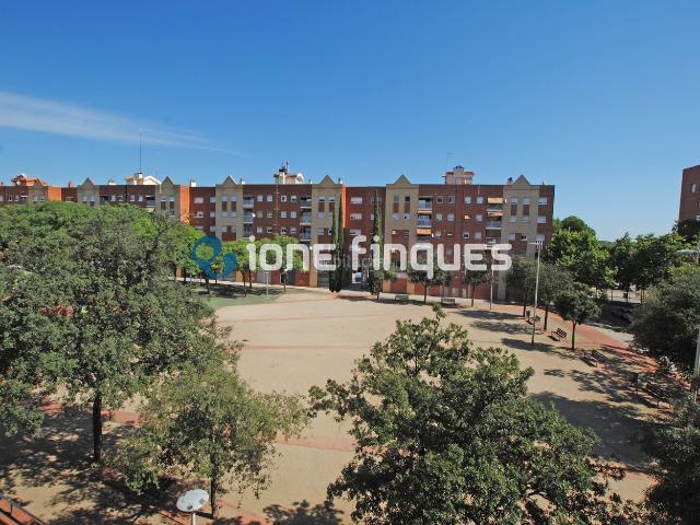 Casa adosada en venta en Sabadell, Ca n'Oriac. Ione Finques Ofrece. Casas adosadas.