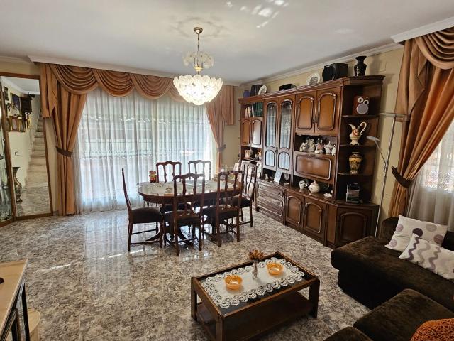Casa adosada en venta en Sabadell, Can Rull. Exclusiva casa esquinera de 4 dormitorios con garaje y terraza. Casas adosadas.