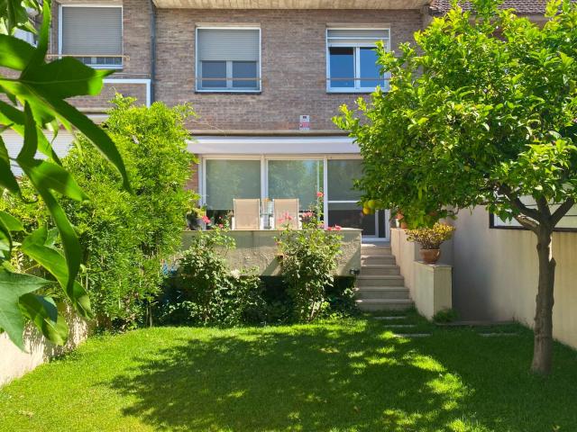 Casa adosada en venta en Sabadell, Centre. CASA 4 H MÉS ESTUDI, JARDÍ 70m2 i GARATGE 3 COTXES!. Casas adosadas.