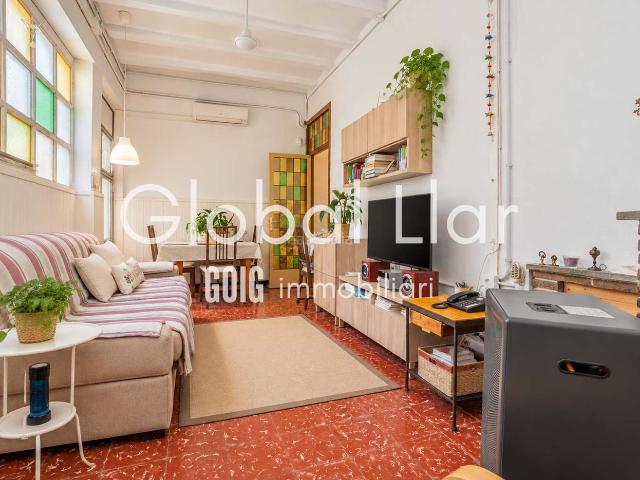 Casa adosada en venta en Sabadell, Centre. Casa inglesa con garaje y pequeño patio. Casas adosadas.