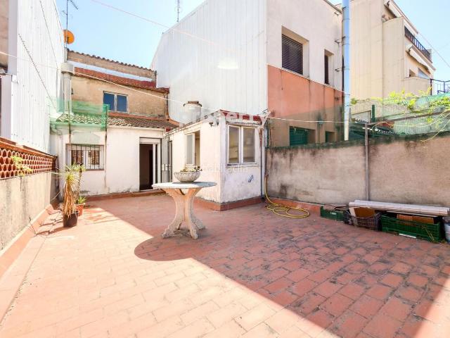 Casa adosada en venta en Sabadell, Centre. Casa para reformar con terraza en Sabadell. Casas adosadas.