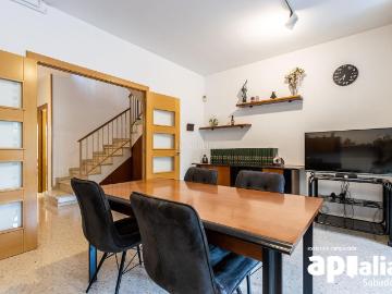 Casa adosada en venta en Sabadell, Creu Alta. Esta casa unifamiliar en Creu Alta ofrece los metros y la distribución que una familia necesita para vivir cómodamente todos los d. Casas adosadas.