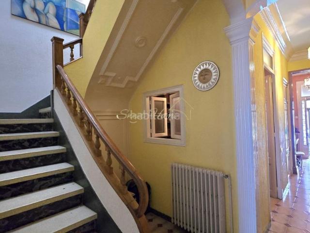 Casa adosada en venta en Sabadell, Creu Alta. Típica casa inglesa a Reformar con Amplias Posibilidades en Sabadell. Casas adosadas.