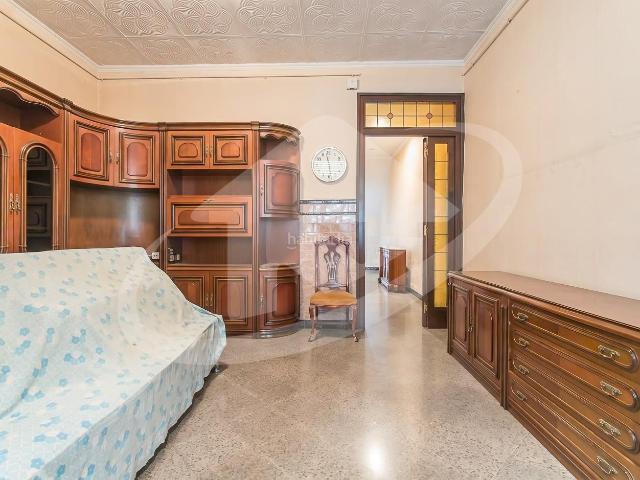 Casa adosada en venta en Sabadell, Gràcia. Compra esta casa de dos vivienda a precio de una. Casas adosadas.