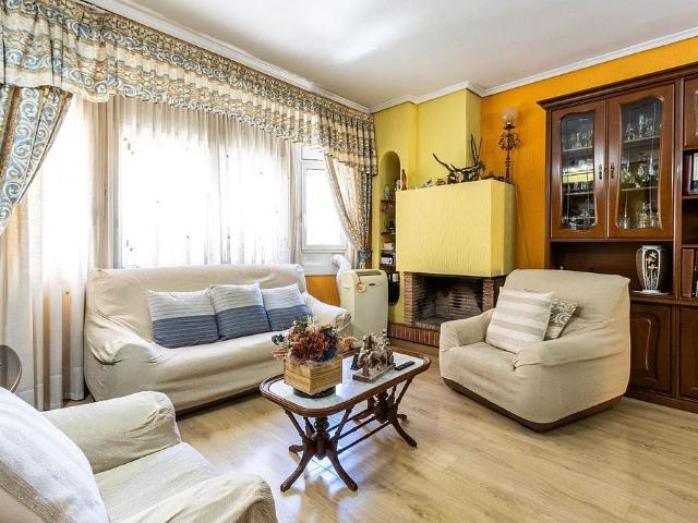 Casa adosada en venta en calle De la Llanera, Sabadell, de 316 m² 5 habitaciones por 399.500