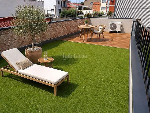 Casa adosada en venta en Sabadell, Els Merinals. Espectacular casa reformada a estrenar con patio y gran terraza en Sabadell. Casas adosadas.