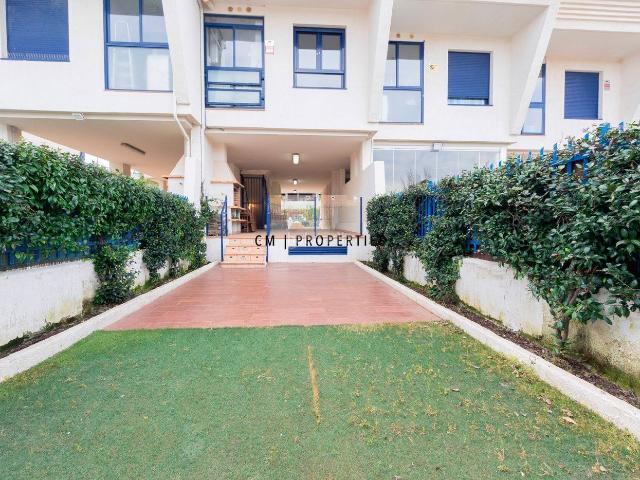 Casa adosada en venta en Sagunt, Nuevo Centro. Chalet adosado de 283 m con terrazas, jardín y vistas al mar en Corinto Sagunto. Casas adosadas.