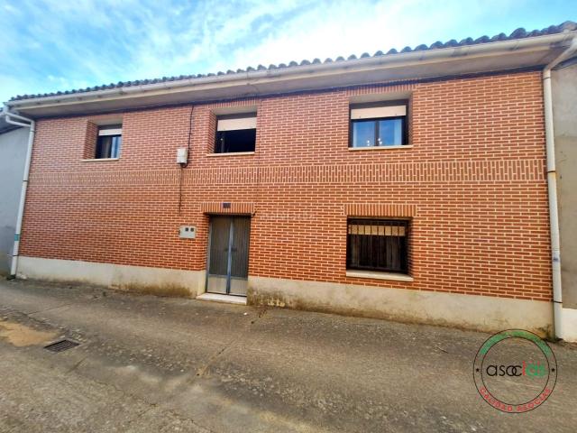 Casa adosada en venta en Sahagún. ? Casa en venta en Galleguillos de Campos, León. Casas adosadas.