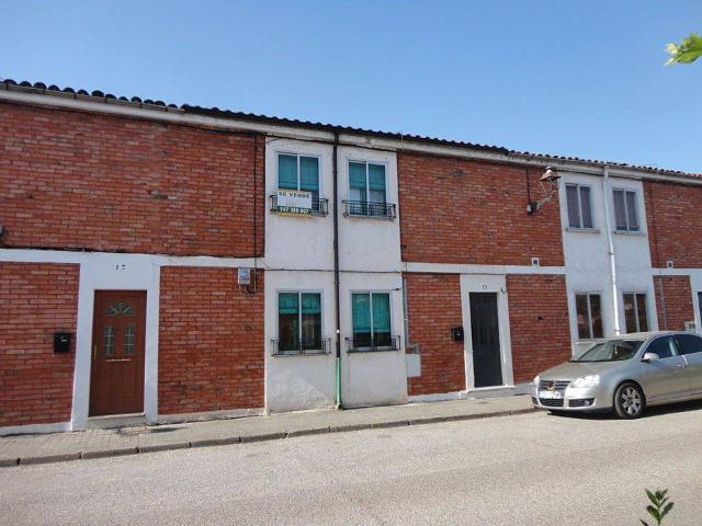 Casa adosada en Venta en Salas de los Infantes