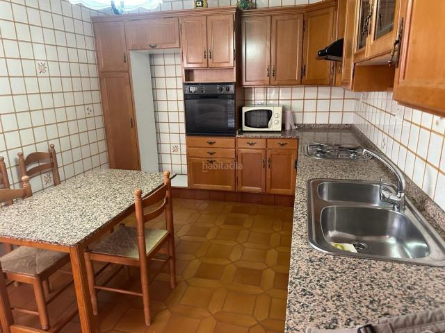 Casa adosada en venta en Salinas. Magnifica casa con terreno en el casco urbano. Casas adosadas.