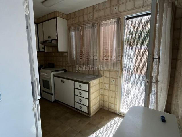 Casa adosada en venta en Salt, Veïnat. Casa al centre de Salt amb gran garatge de 160 m i terrassa. Casas adosadas.