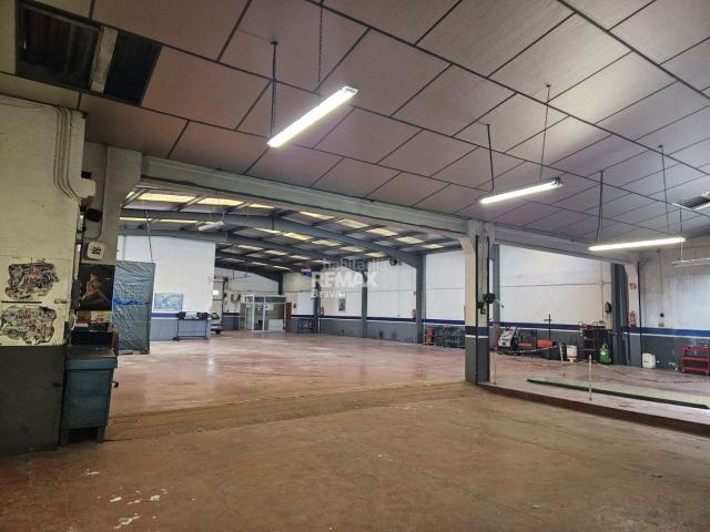 Casa adosada en venta en Salt, Veïnat. Salt Propiedad con dos viviendas independientes y taller mecánico en funcionamiento. Casas adosadas.