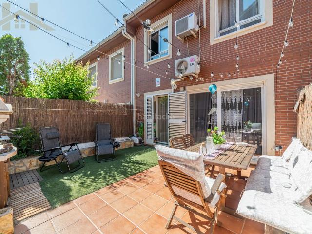 Casa adosada en venta en San Martín de la Vega. EN VENTA: Amplio chalet adosado con 4 habitaciones, patio privado, garaje y piscina comunitaria. Casas adosadas San Martín de la.