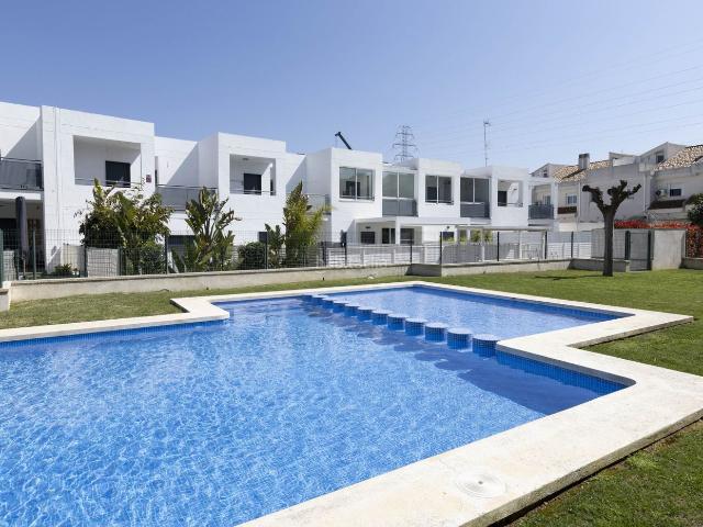 Casa adosada en venta en San Antonio de Benagéber. La casa donde tu familia tendrá espacio para crecer, disfrutar y quedarseNo todas las viviendas consiguen reunir lo que la mayoría. Casas adosadas.
