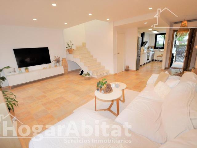 Casa adosada en venta en San Antonio de Benagéber. GRAN ADOSADO EN RESIDENCIAL, SOFISTICADO Y LUMINOSO CON GARAJE Y DOS TERRAZAS. Casas adosadas San Antonio de.