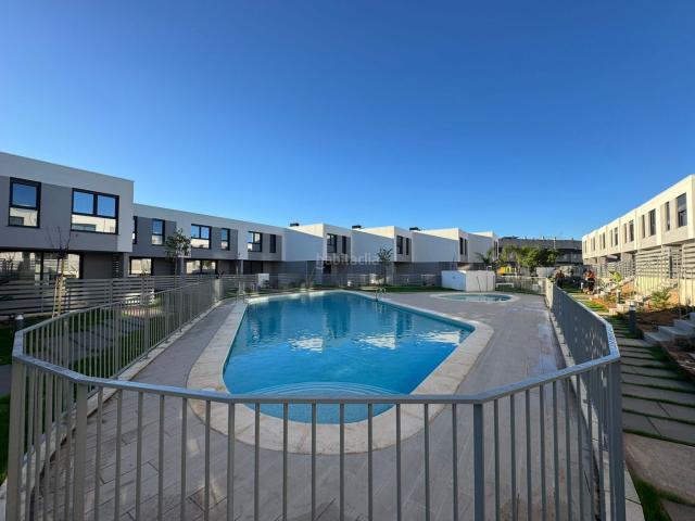 Casa adosada en venta en San Antonio de Benagéber. Se vende magnifico chalet adosado en San Antonio de Benageber, urbanización la conarda. Casas adosadas San Antonio de.