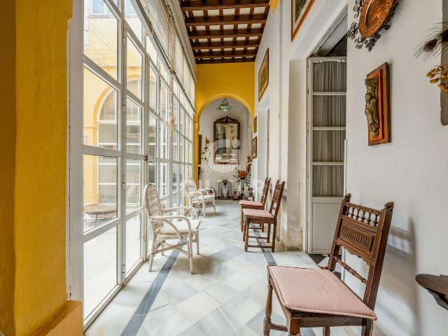 Casa adosada en venta en San Fernando, Hornos Púnicos. Se ofrece este edificio histórico del S. XVIII de estilo clásico ubicado en pleno centro de San Fernando. Cuenta con dos plantas q. Casas.