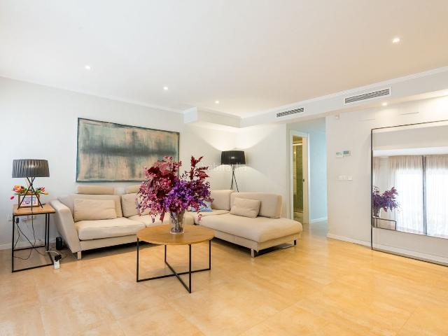 Casa adosada en venta en San Juan de Alicante, Centro. Bungalow en urbanización privada con piscina comunitaria. Casas adosadas San Juan de.
