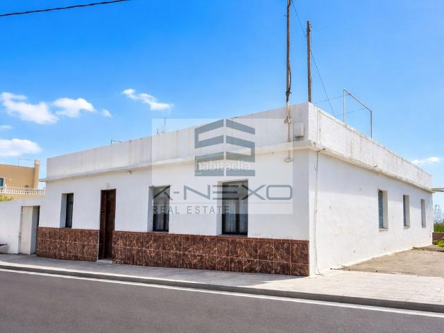 Casa adosada en venta en San Juan de la Rambla. NO HIPOTECABLE. Se vende magnífica vivienda terrera ubicada en la tranquila zona de La Vera Alta, San José, en el municipio de San. Casas adosadas San.