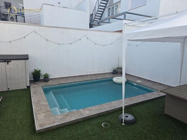 Casa adosada en venta en San Jose de la Rinconada. AMOR A PRIMERA VISTA CHALET CON PISCINA Y PLACAS SOLARES. Casas adosadas San Jose de la.