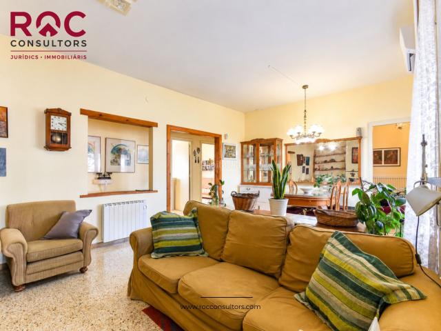 Casa adosada en venta en Sant Vicenç de Castellet. Casa unifamiliar con jardín, dos viviendas independientes y amplio garaje en Sant Vicenç de Castellet. Casas adosadas Sant Vicenç de.