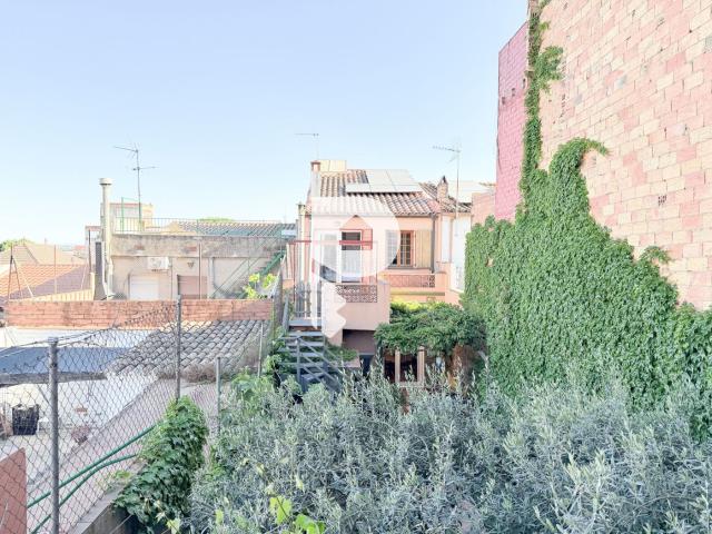 Casa adosada en venta en Sant Vicenç dels Horts. ACOGEDORA CASA CON JARDIN EN EL CENTRO. Casas adosadas Sant Vicenç dels.