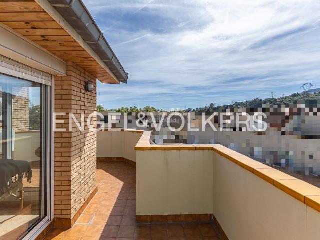 Casa adosada en venta en Sant Vicenç dels Horts. Exclusiva casa adosada esquinera con jardín privado, 4 dormitorios, buhardilla y garaje doble en Sant Vicenç dels Horts. Casas adosadas Sant Vicenç.